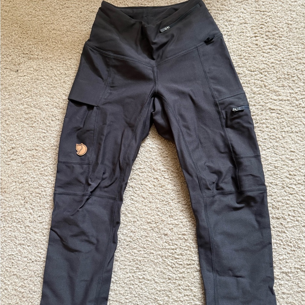 NWOT Women’s dark gray Fjallraven cropped Outdoor Pants size ccs